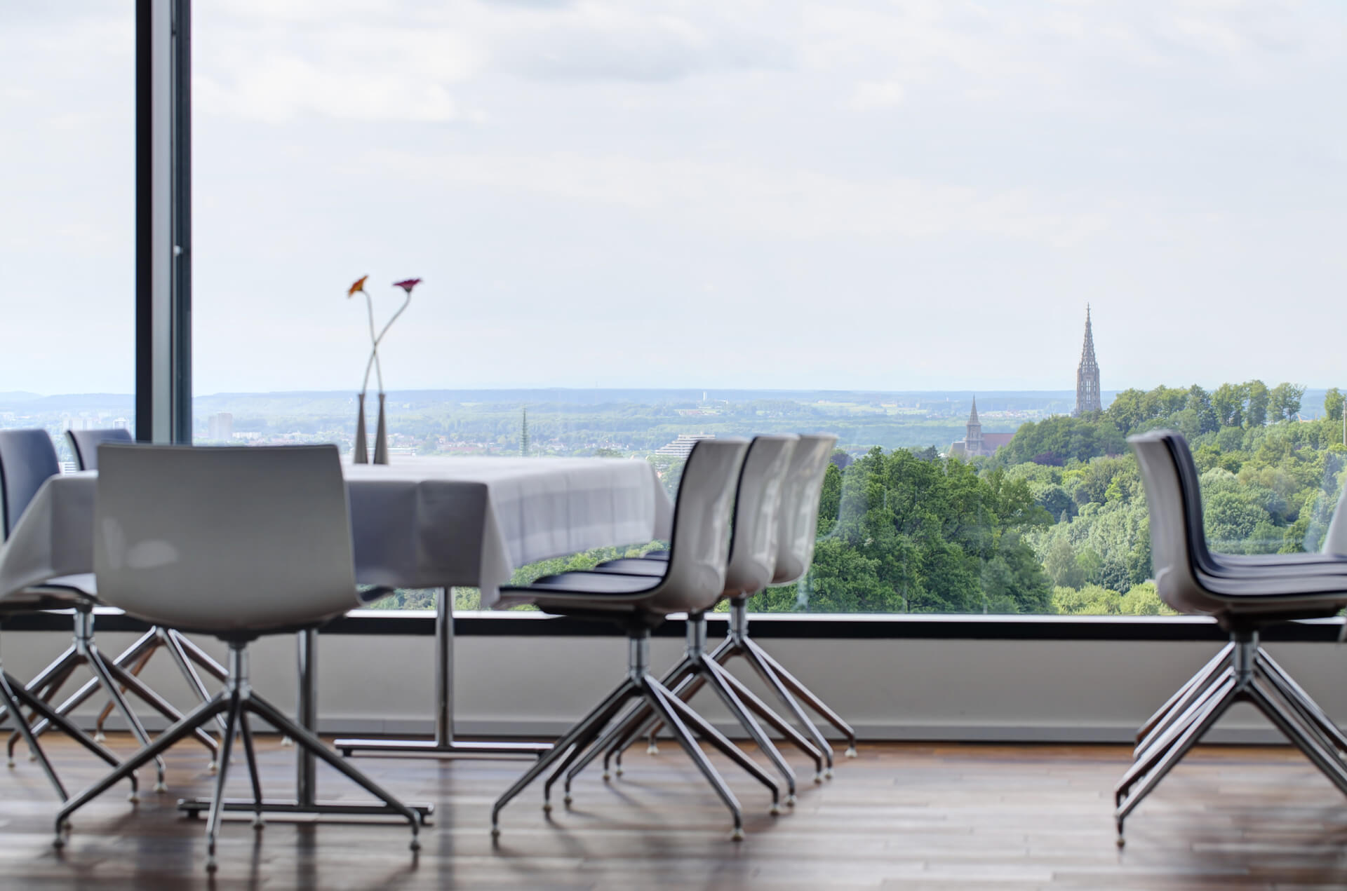 Ausblick aus einem Veranstaltungsraum der Eventlocation ulmerflieger in Ulm, Firma Wilken Gourmet 
